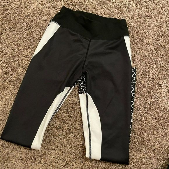 Unbranded Women's Gray, Black & White Pattern Crop Jeggings  Free Size - Picture 6 of 10